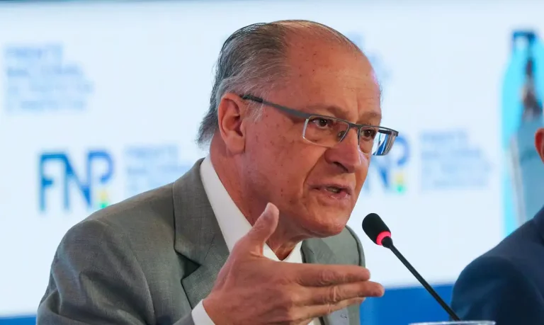 Alckmin defende alternativa para desonerar folha de pagamento