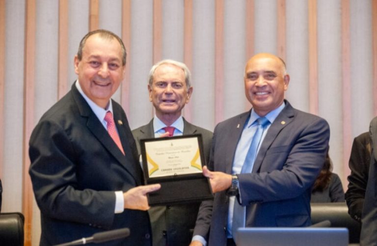 Wellington Luiz homenageia senador Omar Aziz com título de Cidadão Honorário na CLDF