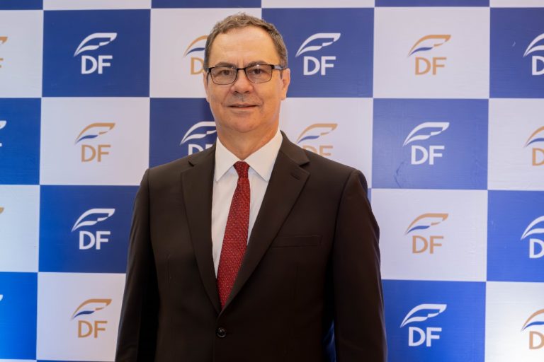 Distritais concedem título de cidadão honorário ao presidente José Aparecido por contribuir para o desenvolvimento do DF