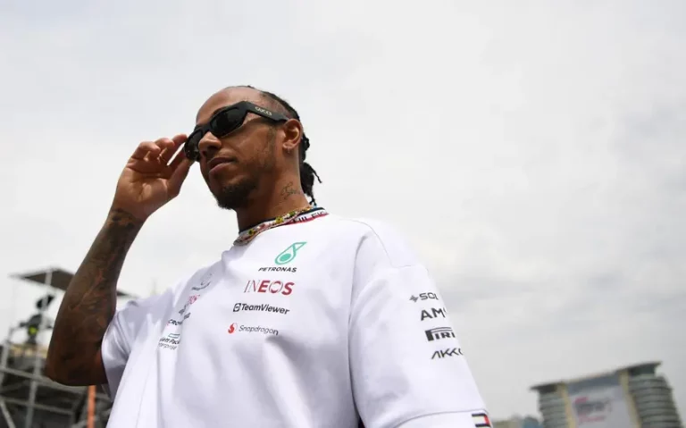 Mercedes anuncia saída de Hamilton e Ferrari confirma piloto para 2025