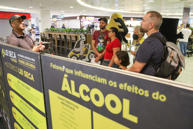 Ação educativa simula o perigo de misturar álcool e direção