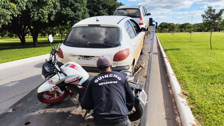 Detran-DF tira de circulação moto com 365 infrações registradas