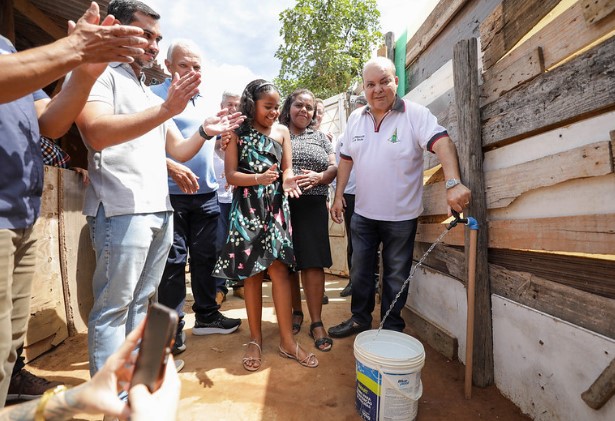 Moradores do Dorothy Stang, em Sobradinho, comemoram chegada da água encanada