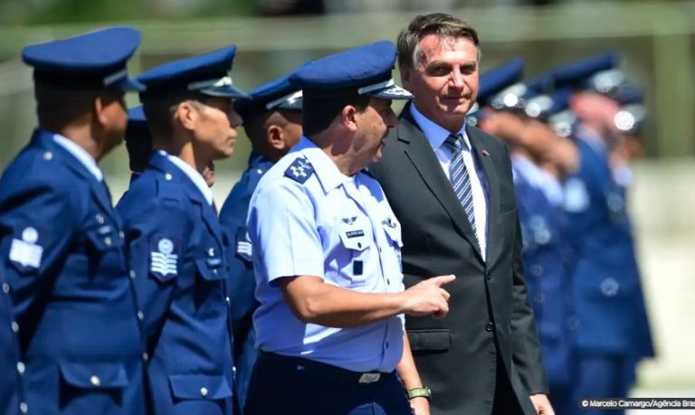 Ex-comandante do Exército ameaçou prender Bolsonaro, diz ex-FAB