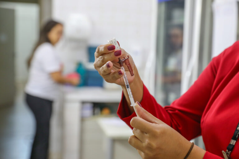 Goiás começa a vacinar adolescentes de 12 a 14 anos contra dengue