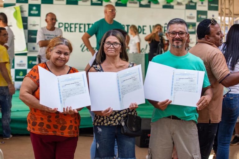 Moradores dos bairros Estância Esperança e Santa Bárbara recebem, após anos, títulos de proprietários do governo de Novo Gama