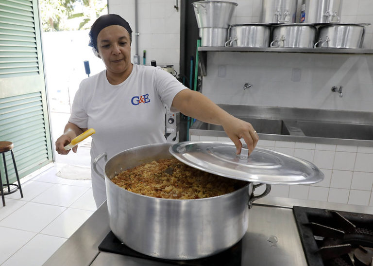 Ações em escolas públicas combatem o consumo de alimentos ultraprocessados