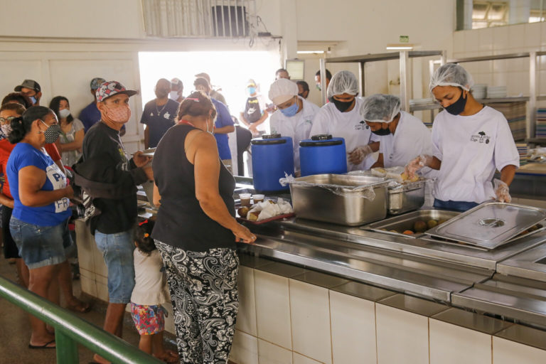 Restaurantes Comunitários terão cardápio especial de almoço na terça-feira (23)