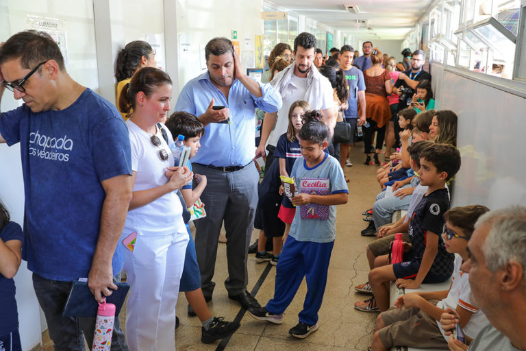 Crianças e adolescentes de 6 e 16 anos começam a ser vacinados contra a dengue