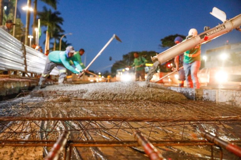 Trabalhadores estendem horário para acelerar obra na W3 Sul