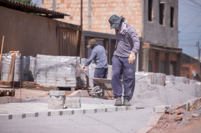 Prefeitura de Novo Gama inicia assentamento de bloquetes de concreto na rua 32 do Boa Vista I