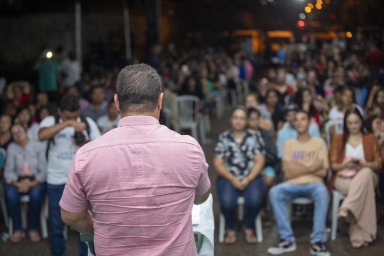 Carlinhos do Mangão entrega mais de 100 títulos de propriedade aos moradores do bairro Lunabel