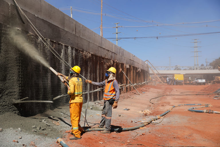 Equipes trabalham na instalação da passarela para pedestres do Viaduto do Jardim Botânico