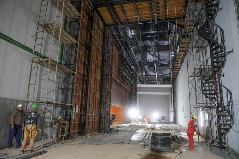 Obras no Teatro Nacional entram na fase de acabamento e restauração dos painéis de Athos Bulcão