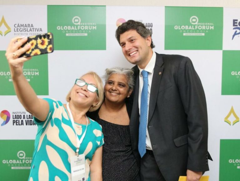 Eduardo Pedrosa fortalece o combate ao câncer no encerramento do Fórum de Oncologia do DF