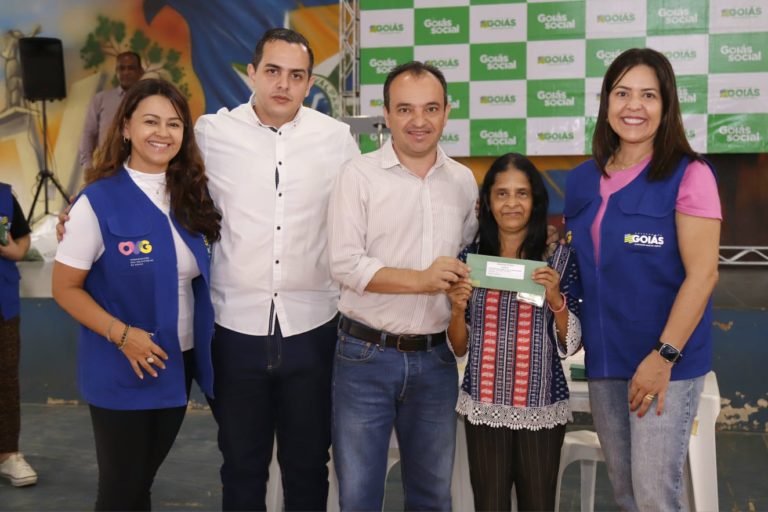 Governo de Goiás entrega novos cartões sociais dos programas Mães de Goiás e Dignidade em Valparaíso